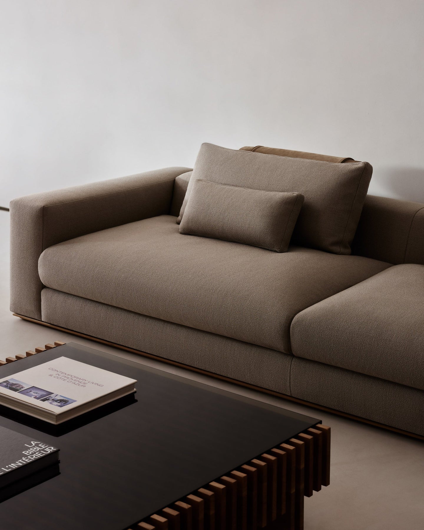 Delvian Sofa