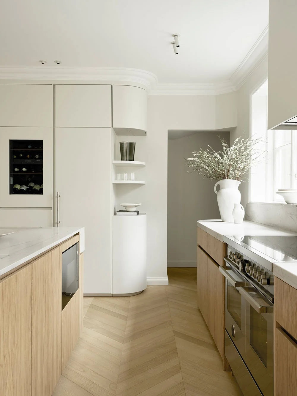 White Oak & Quartzite Timeless Kitchen with Airy Modern Elegance