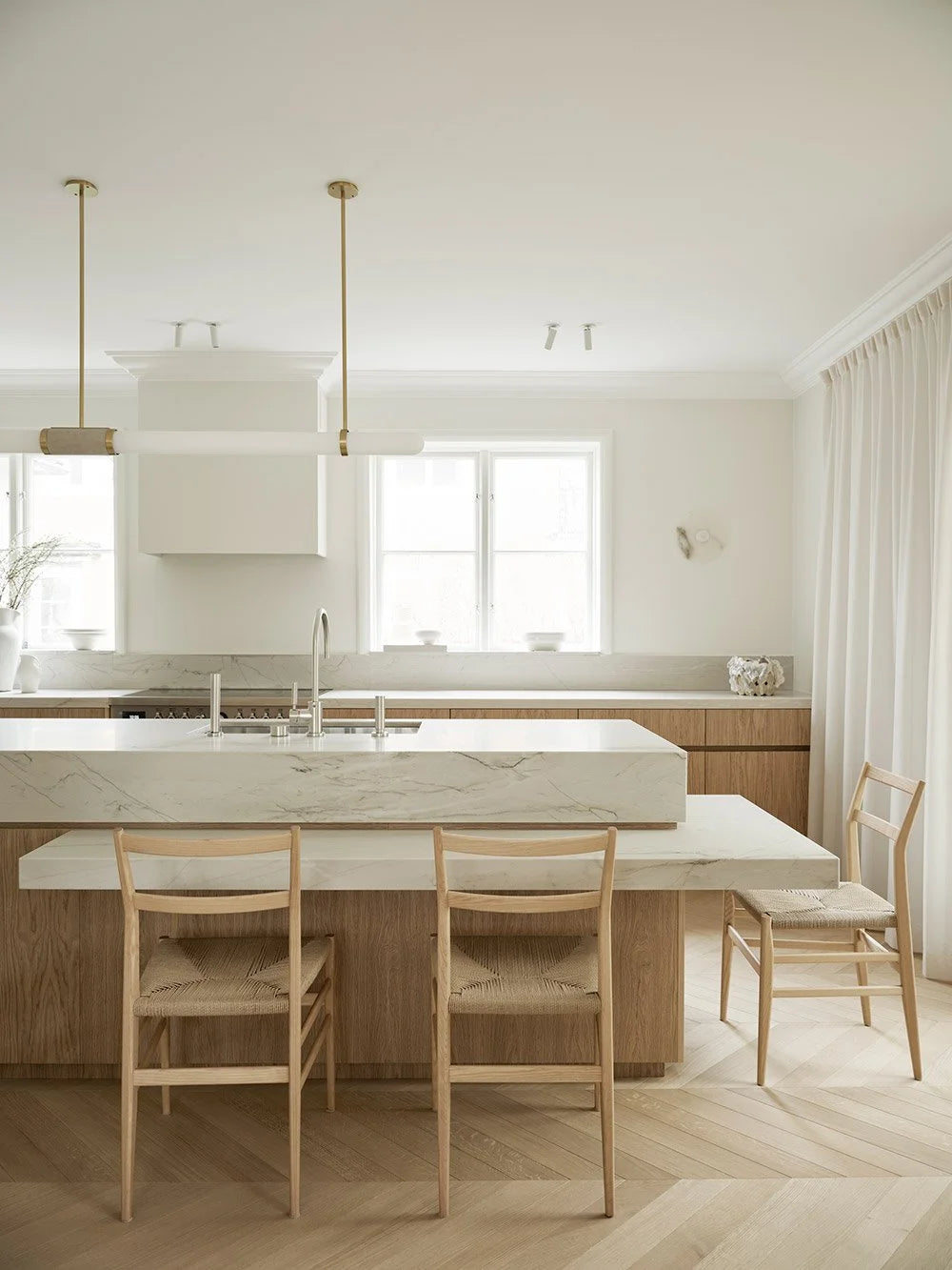 White Oak & Quartzite Timeless Kitchen with Airy Modern Elegance