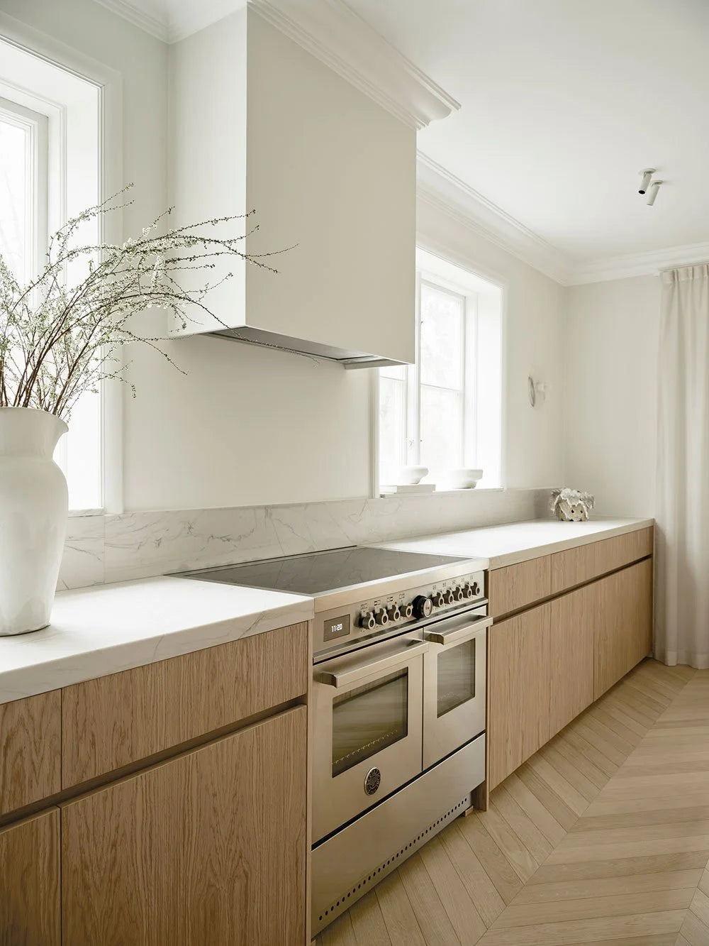 White Oak & Quartzite Timeless Kitchen with Airy Modern Elegance