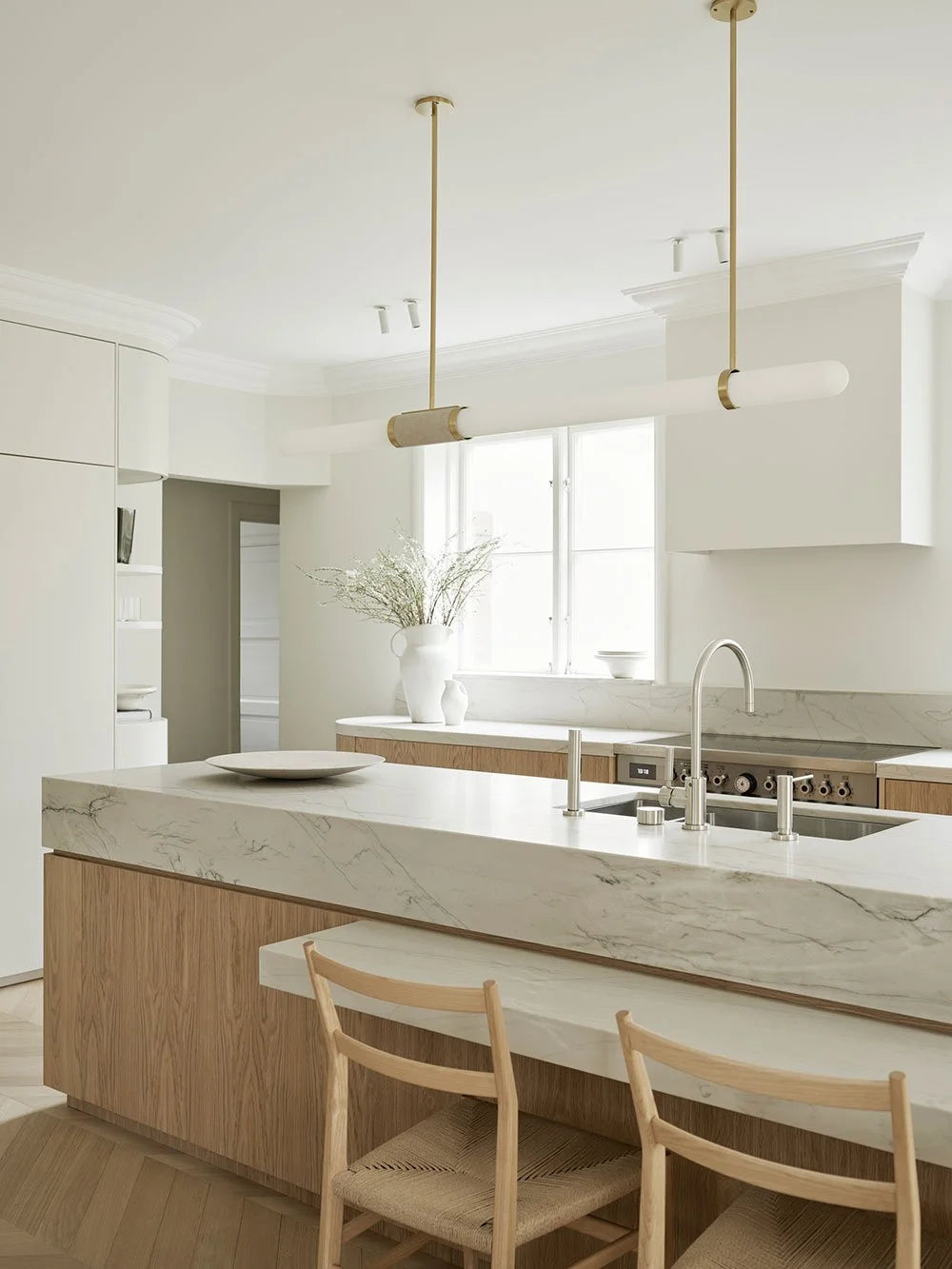 White Oak & Quartzite Timeless Kitchen with Airy Modern Elegance