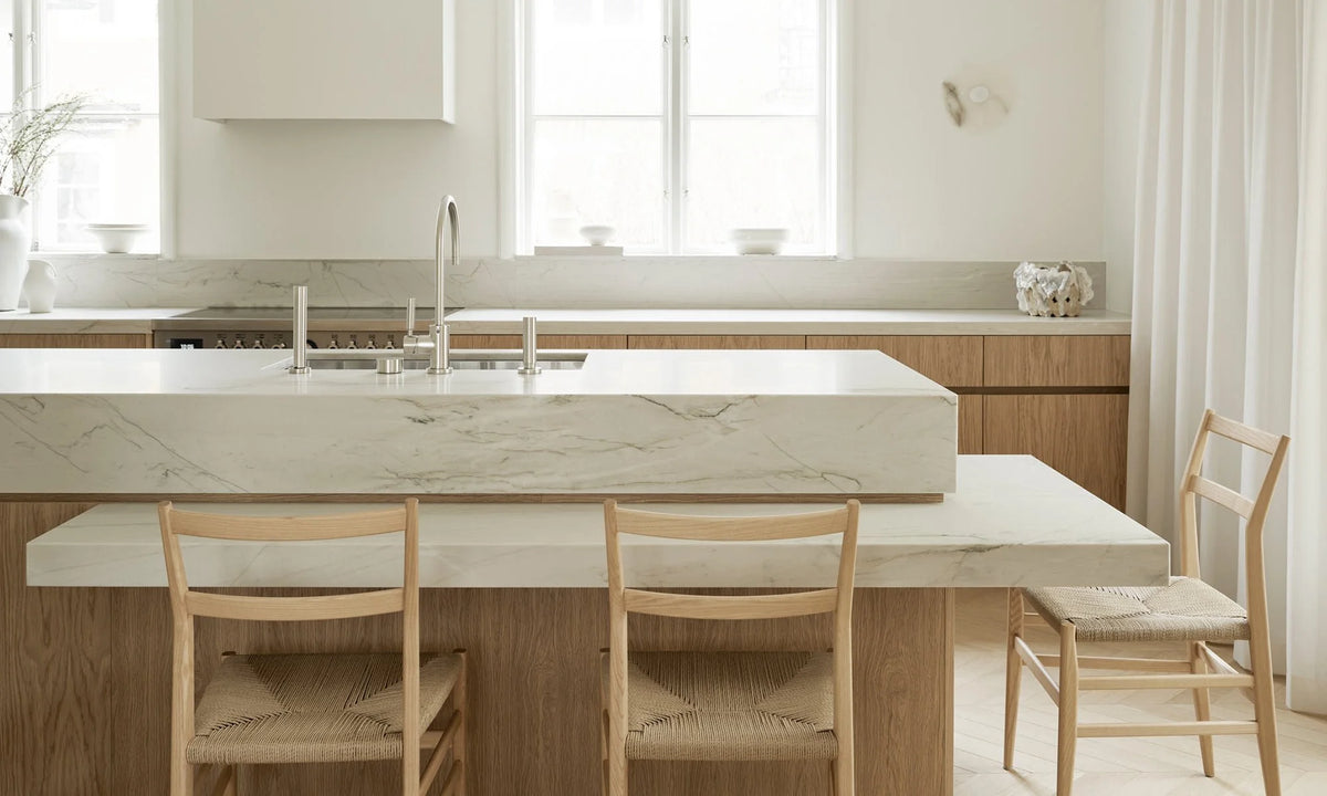 White Oak & Quartzite Timeless Kitchen with Airy Modern Elegance